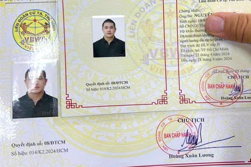 Bằng Huấn luyện viên chính thức của liên đoàn cử tạ thể hình TPHCM